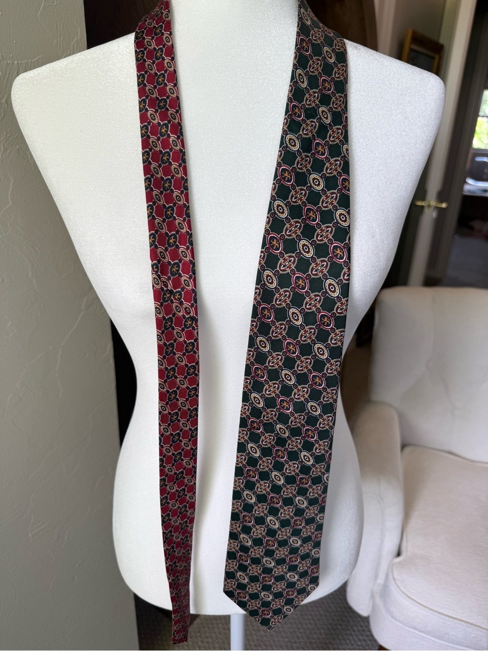 Tommy Hilfiger Italian Silk Tie Handmade USA 4” Medallion Preppy